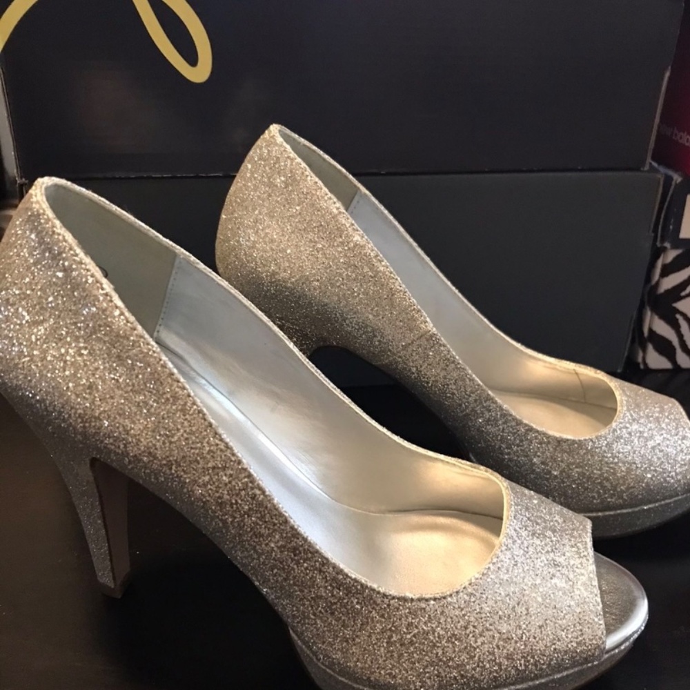 Shoes - Picture 2 of 4